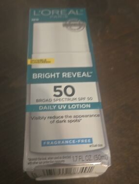 L'Oreal Bright Reveal Daily UV Lotion - White & Teal
